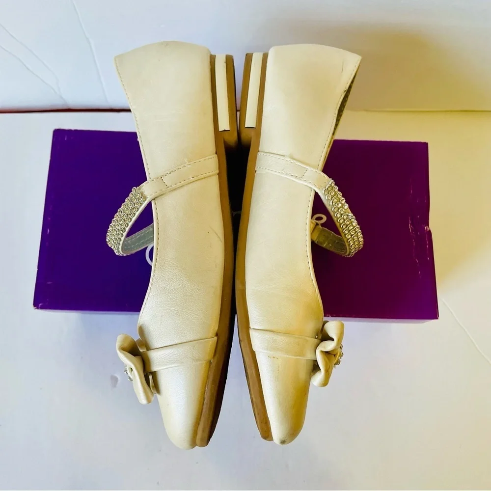 Gwen and Zoe Cream Kids Shoes with Bow Size 3